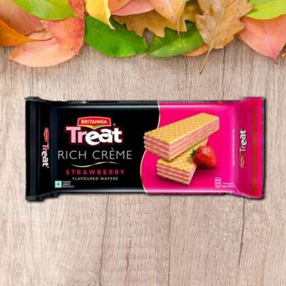 Britannia Treat Rich Creme Strawberry Flavoured Wafers , 55 g